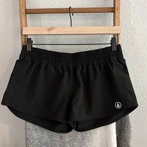 Volcom Women's Simply Solid 2-inch Boardshort, Size Medium.